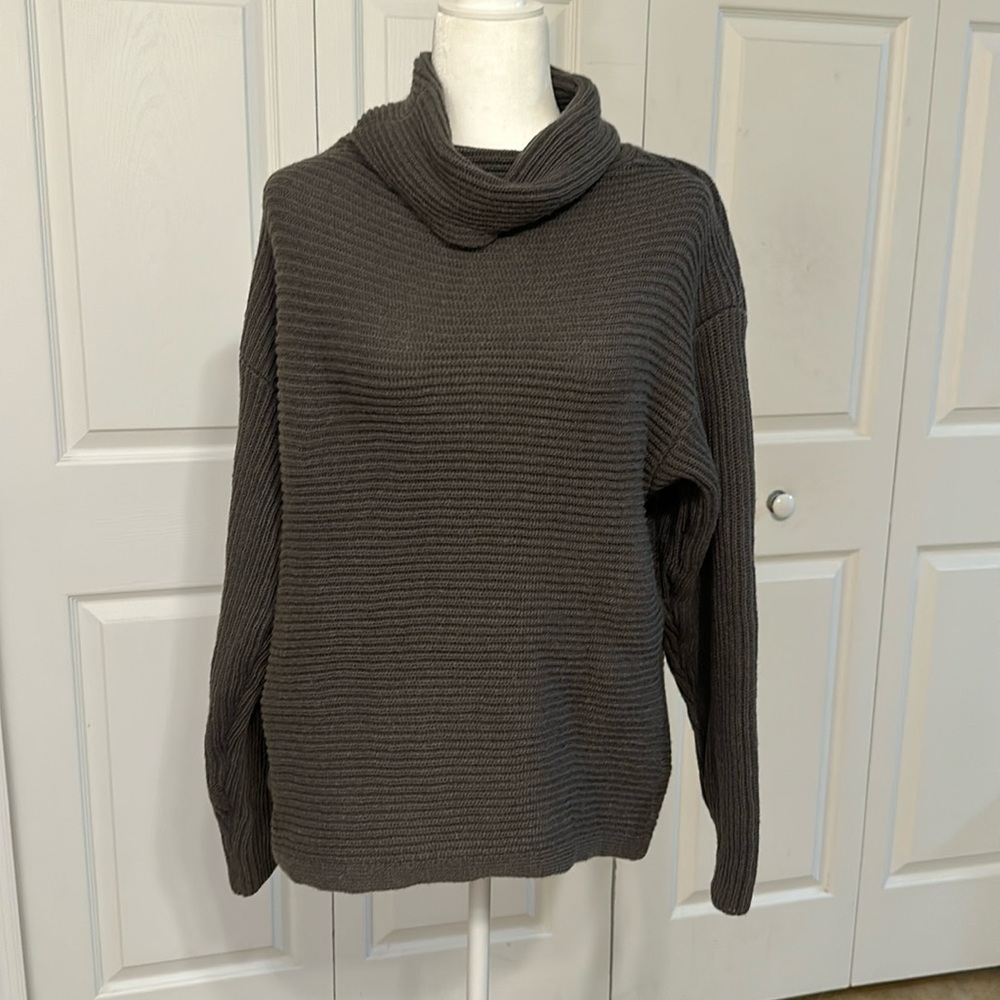 Sweater and matching knit pants never worn